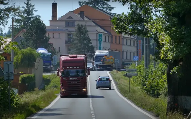 Přes obec Babylon jezdí k hraničnímu přechodu obrovské množství těžké dopravy. Silnice vede úsekem častých nehod
