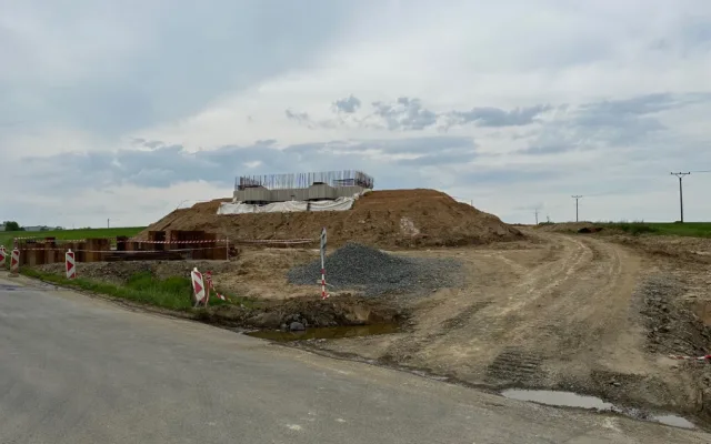 Toužebně očekávaný silniční obchvat Klatov je hotový z více než poloviny. Jde o stavbu za miliardu korun