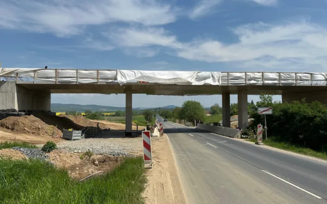 Toužebně očekávaný silniční obchvat Klatov je hotový z více než poloviny. Jde o stavbu za miliardu korun