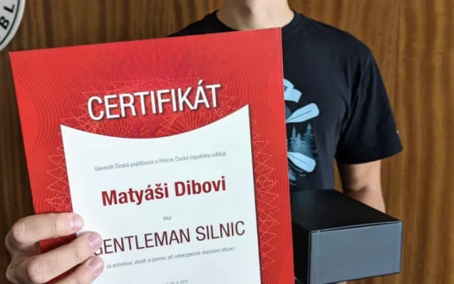 Student Matyáš Diba chladnokrevně zabránil obrovské tragédii po kolapsu řidiče autobusu, ve kterém on sám cestoval. Teď získal titul Gentleman silnic