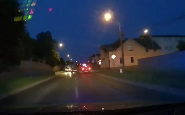 VIDEO: Po zběsilé honičce s policií havaroval řidič v kolejišti a dal se na útěk, zastavil ho až varovný výstřel
