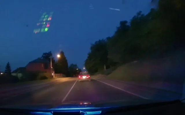 VIDEO: Po zběsilé honičce s policií havaroval řidič v kolejišti a dal se na útěk, zastavil ho až varovný výstřel