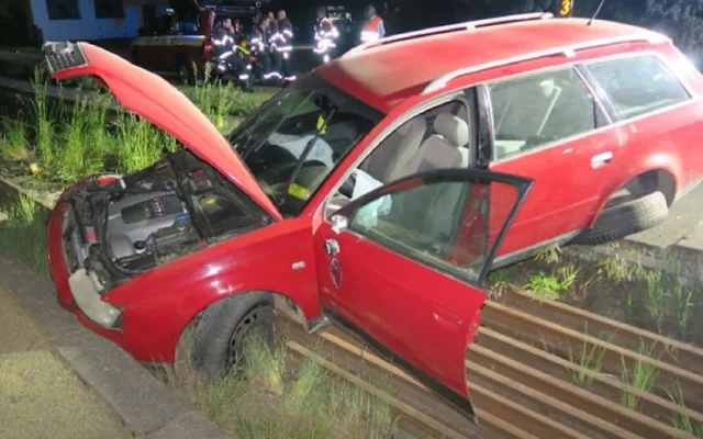 VIDEO: Po zběsilé honičce s policií havaroval řidič v kolejišti a dal se na útěk, zastavil ho až varovný výstřel