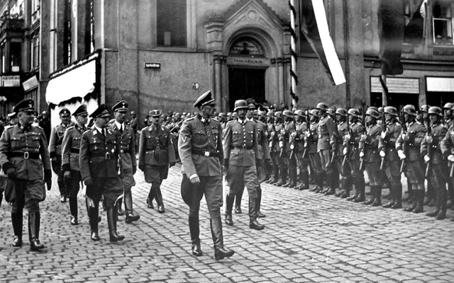 Po skončení slavnosti K.H. Frank s dalšími nacistickými pohlaváry po boku vykonal v horní části teď již přejmenované Klatovské třídy vojenskou přehlídku.