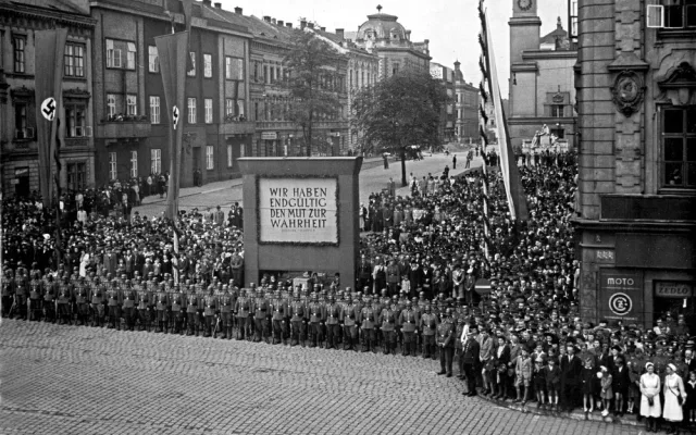 Klatovská a přilehlé ulice byly obklopeny davy lidí. Mezi nimi nechybělo 5000 vybraných škodováků