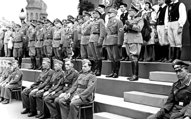 Na tribuně byli také mladíci a dívky v plzeňských krojích