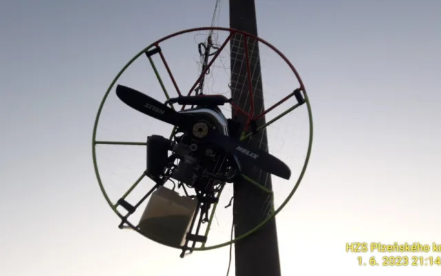 Paraglidista nezvládl nouzové přistání a namotal se do drátů elektrického vedení