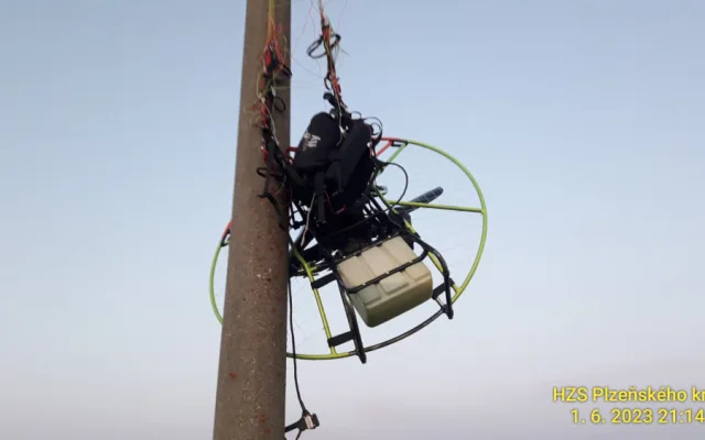 Paraglidista nezvládl nouzové přistání a namotal se do drátů elektrického vedení