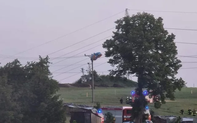 Paraglidista nezvládl nouzové přistání a namotal se do drátů elektrického vedení