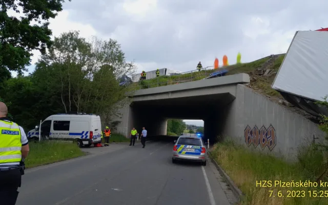 Kamion se zřítil z prudkého srázu po střetu s osobním automobilem odstaveným na okraji dálnice D5