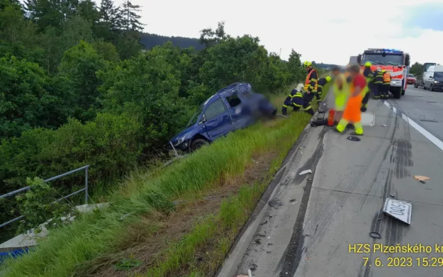 Kamion se zřítil z prudkého srázu po střetu s osobním automobilem odstaveným na okraji dálnice D5