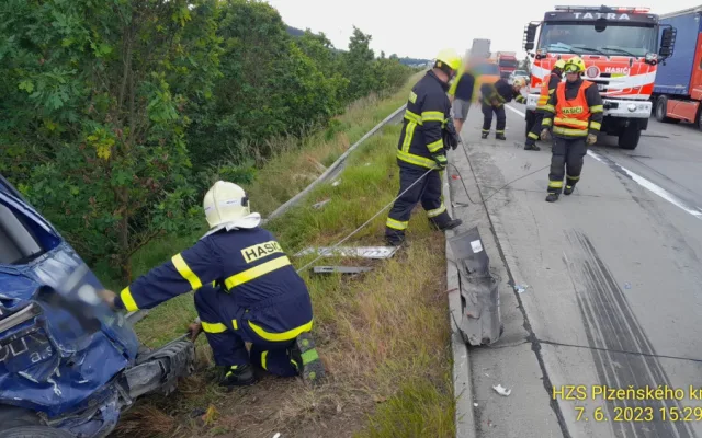 Kamion se zřítil z prudkého srázu po střetu s osobním automobilem odstaveným na okraji dálnice D5