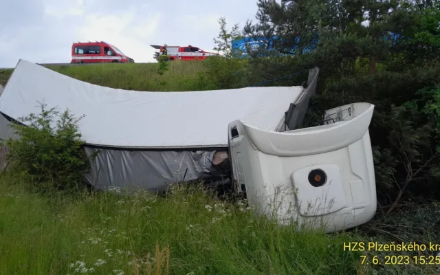 Kamion se zřítil z prudkého srázu po střetu s osobním automobilem odstaveným na okraji dálnice D5