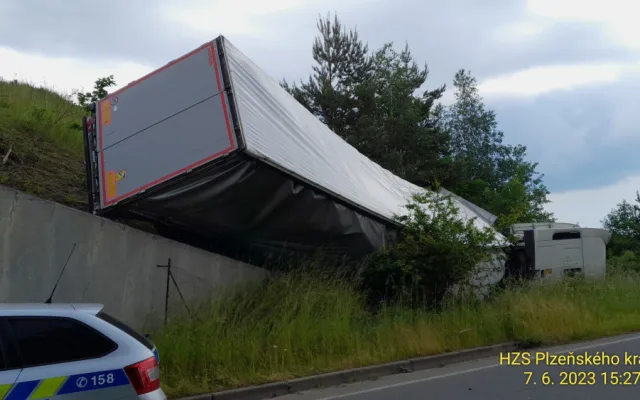 Kamion se zřítil z prudkého srázu po střetu s osobním automobilem odstaveným na okraji dálnice D5