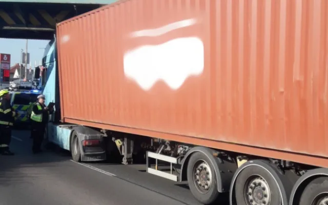 Klatovská gilotina si připsala další skalp, nepozorný řidič kamionu se zasekl viaduktem