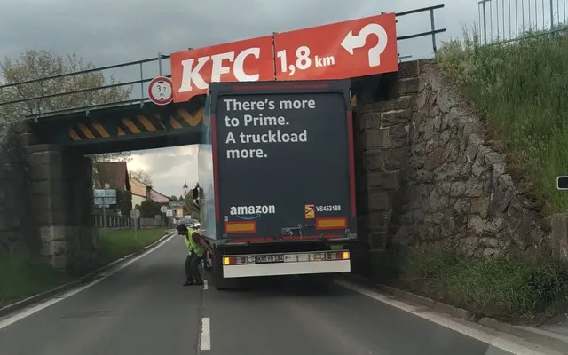 Pod proslulým viaduktem ztroskotaly už desítky nákladních automobilů, foto: FB Klatovští/ Kohout Jaroslav