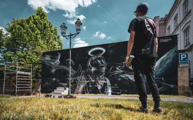 Obří malby umělců z festivalu Wallz opět rozzáří i vybarví nevzhledné a šedé plochy plzeňských objektů