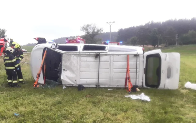 Dodávka se dvěma dospělými a sedmi dětmi vylétla ze silnice a skončila na boku v poli