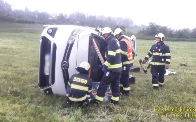 Dodávka se dvěma dospělými a sedmi dětmi vylétla ze silnice a skončila na boku v poli