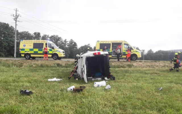 Dodávka se dvěma dospělými a sedmi dětmi vylétla ze silnice a skončila na boku v poli