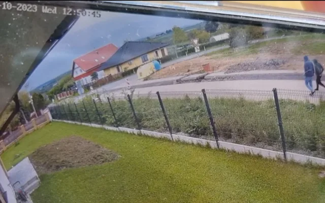 Z domu zmizely peníze v hodnotě téměř tři čtvrtě milionu korun, zlato a šperky. Policisté pátrají po dvojici mužů