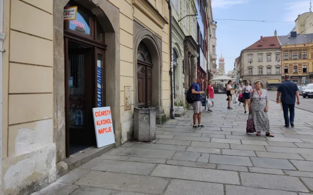 Místo espresso baru se zákusky stojí v místě legendární trafiky vietnamská večerka
