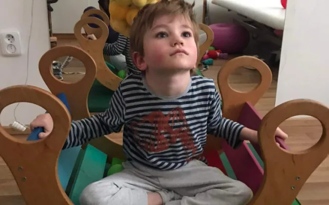 Život Sebastiána poznamenala dětská mozková obrna. V sedmi letech nemluví, sám se nepostaví a nechodí