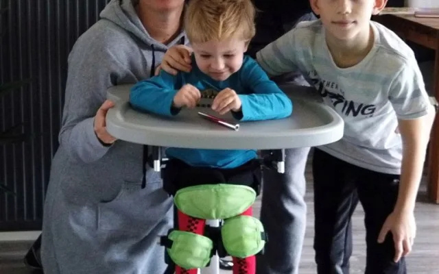 Život Sebastiána poznamenala dětská mozková obrna. V sedmi letech nemluví, sám se nepostaví a nechodí
