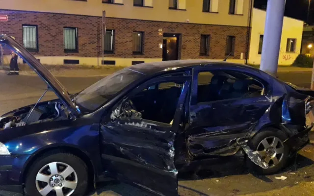 Trolejbus po střetu odmrštil osobní automobil přes chodník a zábradlí až na zeď s billboardem. Dva lidé se zranili