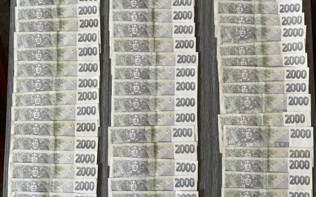 Pochybní dělníci naúčtovali seniorovi za zfušovanou opravu střechy stovky tisíc