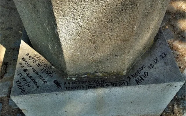 Sochu populárního andělíčka popsal neznámý vandal nápisy v azbuce
