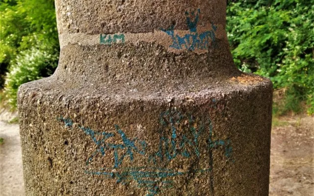 Sochu populárního andělíčka popsal neznámý vandal nápisy v azbuce