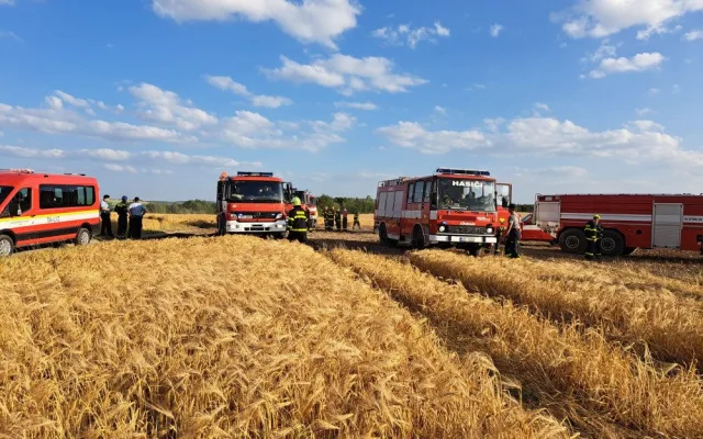 VIDEO: S obrovským požárem pole bojovalo 22 jednotek hasičů, práci jim komplikoval silný vítr