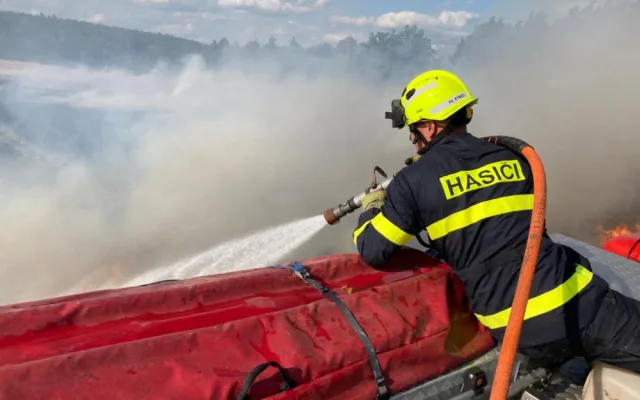 VIDEO: S obrovským požárem pole bojovalo 22 jednotek hasičů, práci jim komplikoval silný vítr