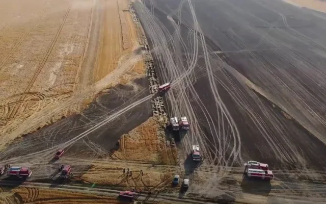VIDEO: Rozsáhlý požár obilného pole pravděpodobně způsobila jiskra od kombajnu