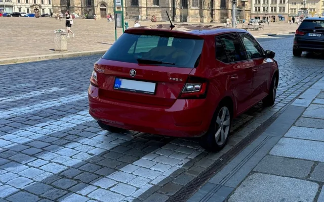 Špatné parkování odhalilo mnohem zásadnější problém se zákonem. Další motorista nechal auto na přechodu