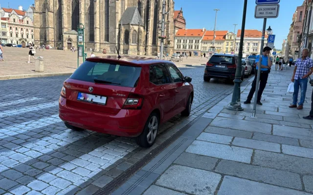 Muž na snímku s hlídkou městské policie nemá se zaparkovaným vozidlem nic společného