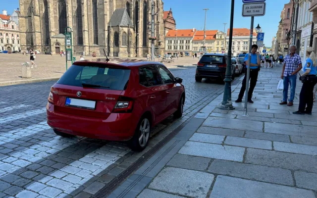Muž na snímku s hlídkou městské policie nemá se zaparkovaným vozidlem nic společného
