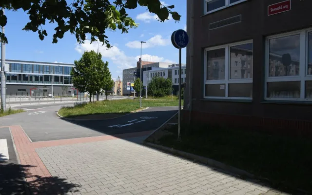 Chybějící cyklistické propojení ze Slovanské aleje do Šeříkové je hotové. Zmizely i schody na chodníku na Karlovarské v lokalitě Berlín