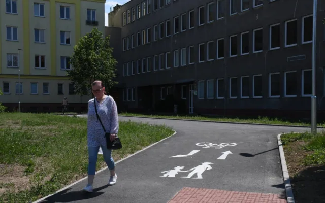 Chybějící cyklistické propojení ze Slovanské aleje do Šeříkové je hotové. Zmizely i schody na chodníku na Karlovarské v lokalitě Berlín