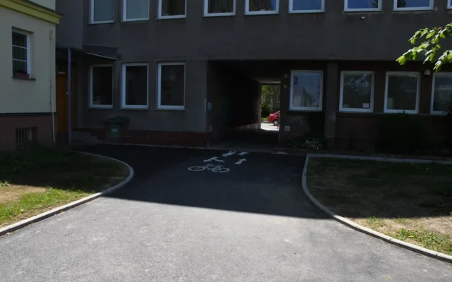 Chybějící cyklistické propojení ze Slovanské aleje do Šeříkové je hotové. Zmizely i schody na chodníku na Karlovarské v lokalitě Berlín