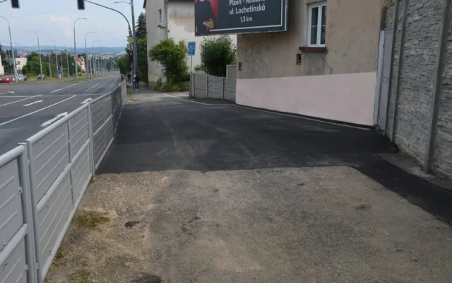 Zmizely i schody na chodníku na Karlovarské v lokalitě Berlín