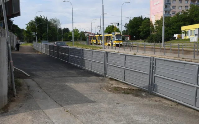 Zmizely i schody na chodníku na Karlovarské v lokalitě Berlín