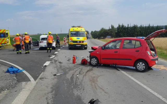 Střet dvou osobáků zkomplikoval dopravu na hlavním tahu z Plzni na Klatovy