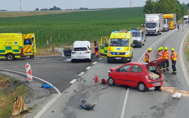 Střet dvou osobáků zkomplikoval dopravu na hlavním tahu z Plzni na Klatovy