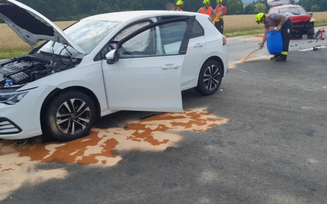 Střet dvou osobáků zkomplikoval dopravu na hlavním tahu z Plzni na Klatovy