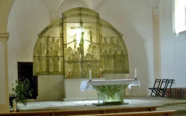 Skleněný oltář v kostele sv. Vintíře na Dobré Vodě