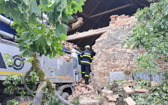 Řidič pumpy na beton narazil do stodoly, záchranáři ho museli resuscitovat