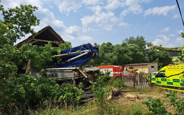 Automobilová pumpa na beton projela stodolou, řidič na místě zemřel