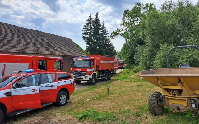 Automobilová pumpa na beton projela stodolou, řidič na místě zemřel